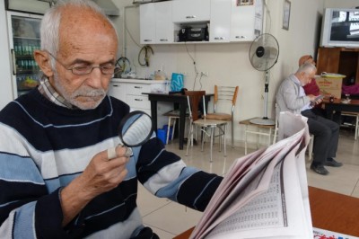 Kütahya'nın 'büyüteçli okuru', 18 yıldır gazeteleri mercek altında okuyor