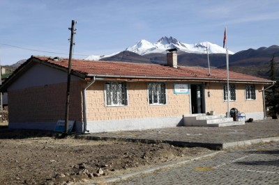 Öğrencileri için günde 150 kilometre yol gidiyorlar