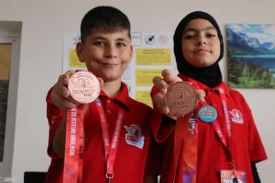 Ortaokul öğrencilerinden trafik güvenliğine yerli çözüm ödüllendirildi