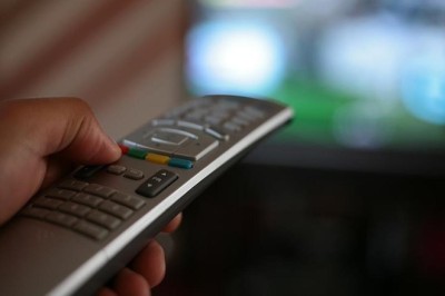 Yaşlılar günde 5 saati televizyon başında geçiriyor