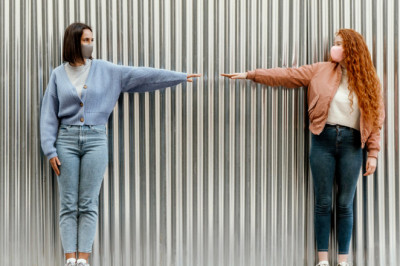 Mesafeli İnsan Seni Seviyor mu? Nasıl Anlarsın?