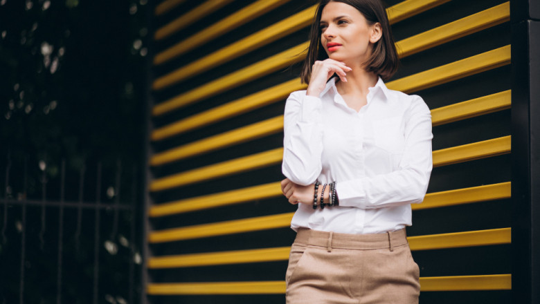 Beyaz Gömlek Altına Ne Giyilir? Zamansız Şıklığın Kombin Rehberi