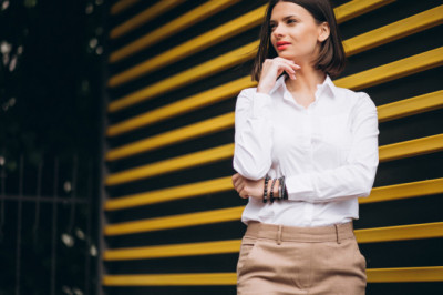 Beyaz Gömlek Altına Ne Giyilir? Zamansız Şıklığın Kombin Rehberi